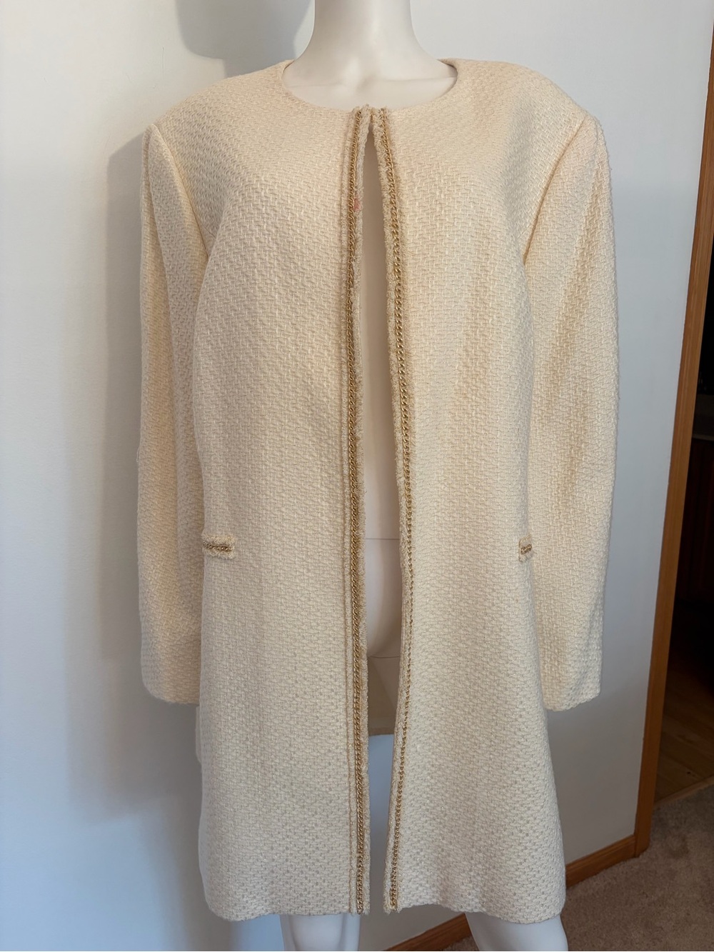 #941 Tahari Beautiful and Elegant Cream Textured Open-Front Long Jacket. Size 22